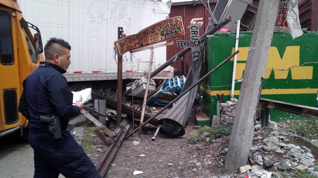 Graban Momento En Que Trailero Intenta Ganar El Paso Al Tren En Ecatepec