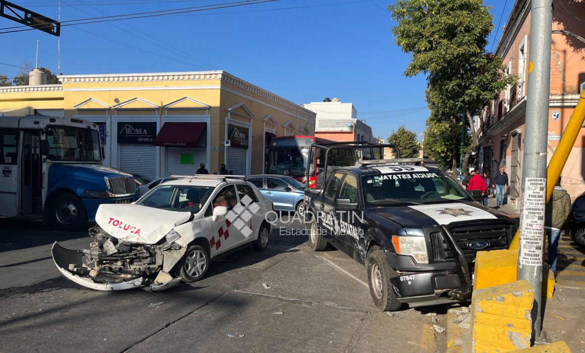 Se Pasa Alto Patrulla Y Choca A Taxi Mujer Polic A Herida