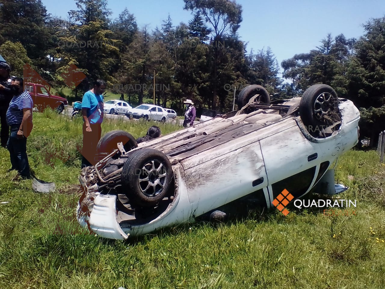 Deja volcadura niño y adulto heridos en la Toluca Zitácuaro