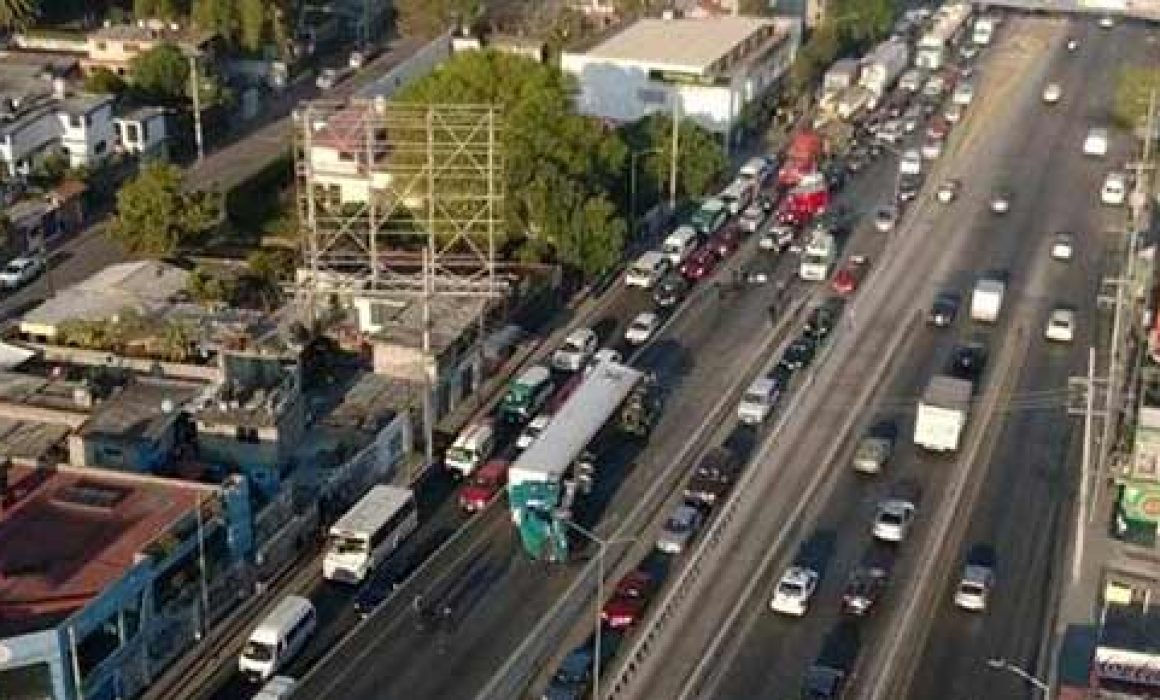 Afecta vehículos particulares peligroso bache en Ecatepec