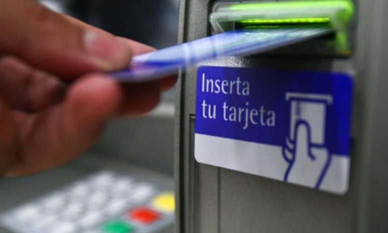 Despojan de efectivo a mujer tras salir del banco en Otumba