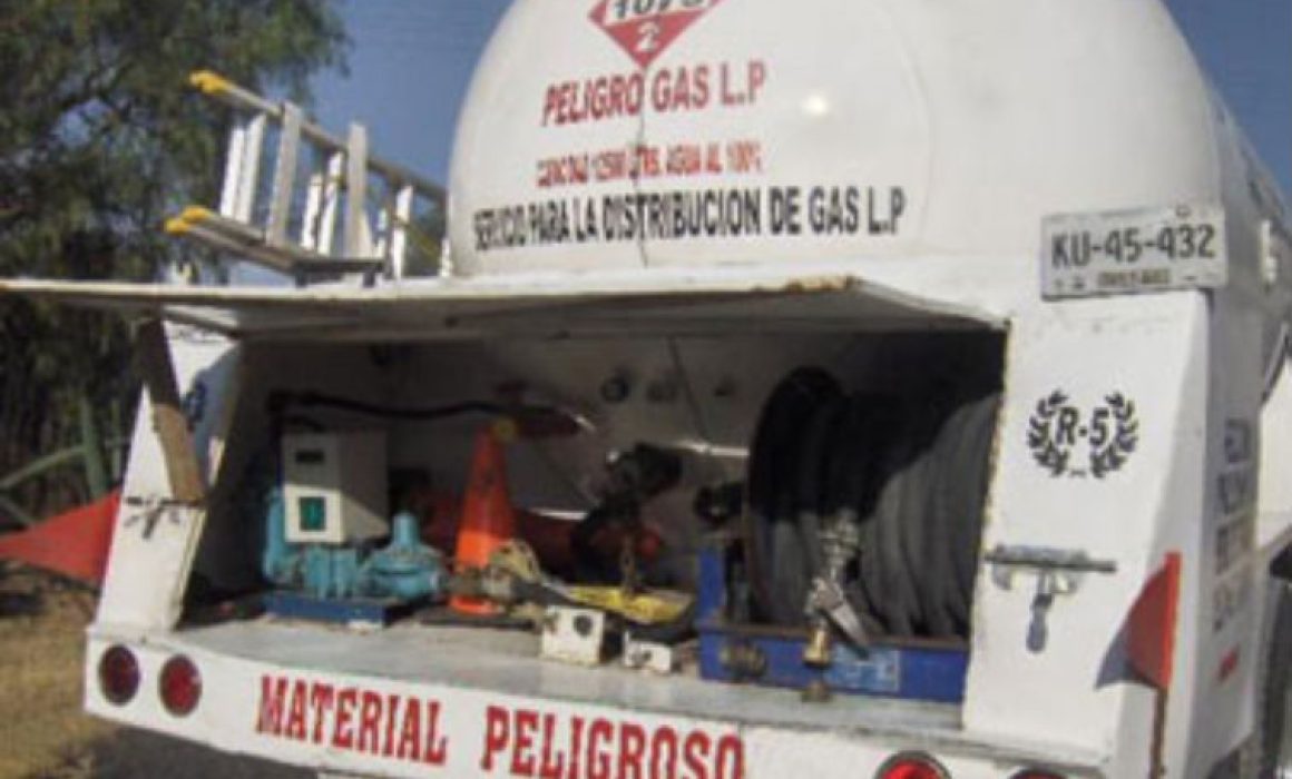 Señalan vecinos riesgo por camiones de gas en Los Reyes