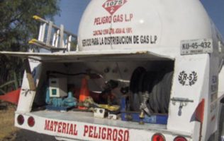 Señalan vecinos riesgo por camiones de gas en Los Reyes