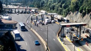 Inició presencia de manifestantes sobre la México-Toluca.