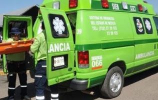 Chocan 2 autos y bloquean la pista Siervo de la Nación en Ecatepec