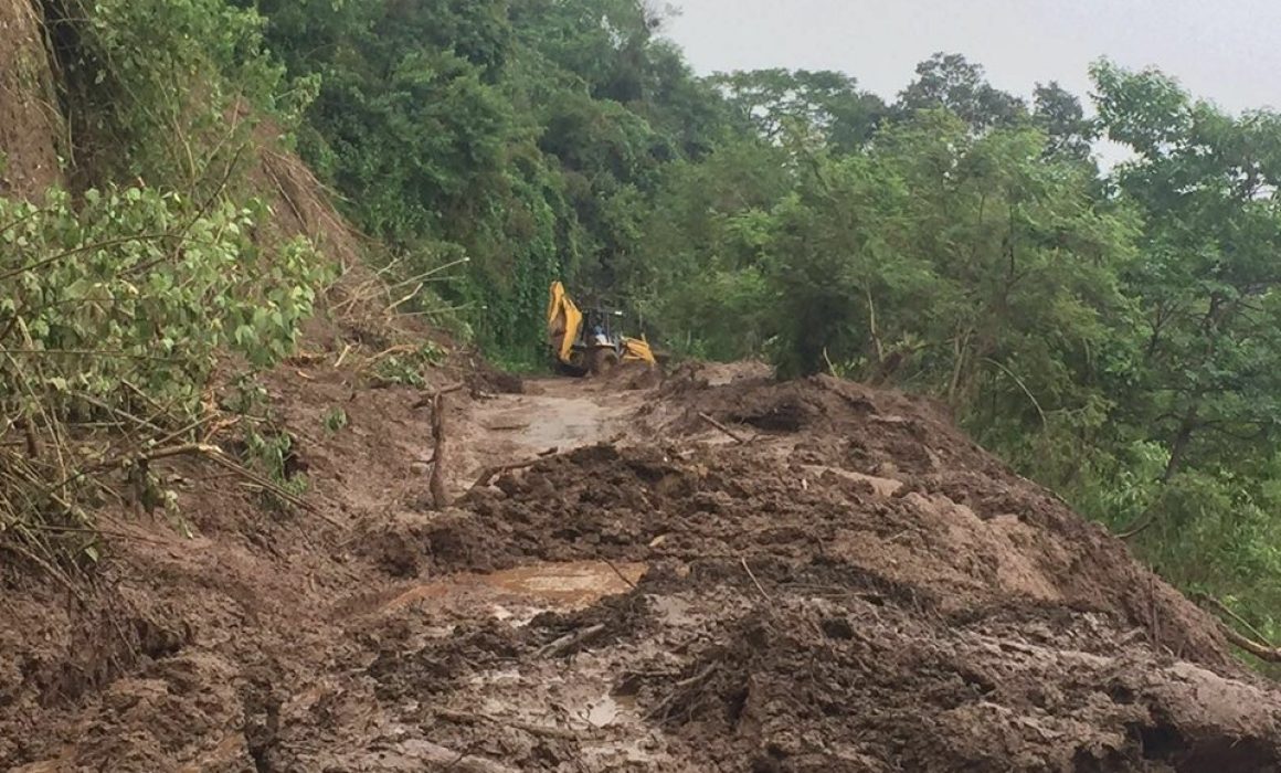 Se desgaja cerro en la autopista México-Toluca, cierran el paso hacia CDMX