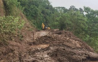 Se desgaja cerro en la autopista México-Toluca, cierran el paso hacia CDMX