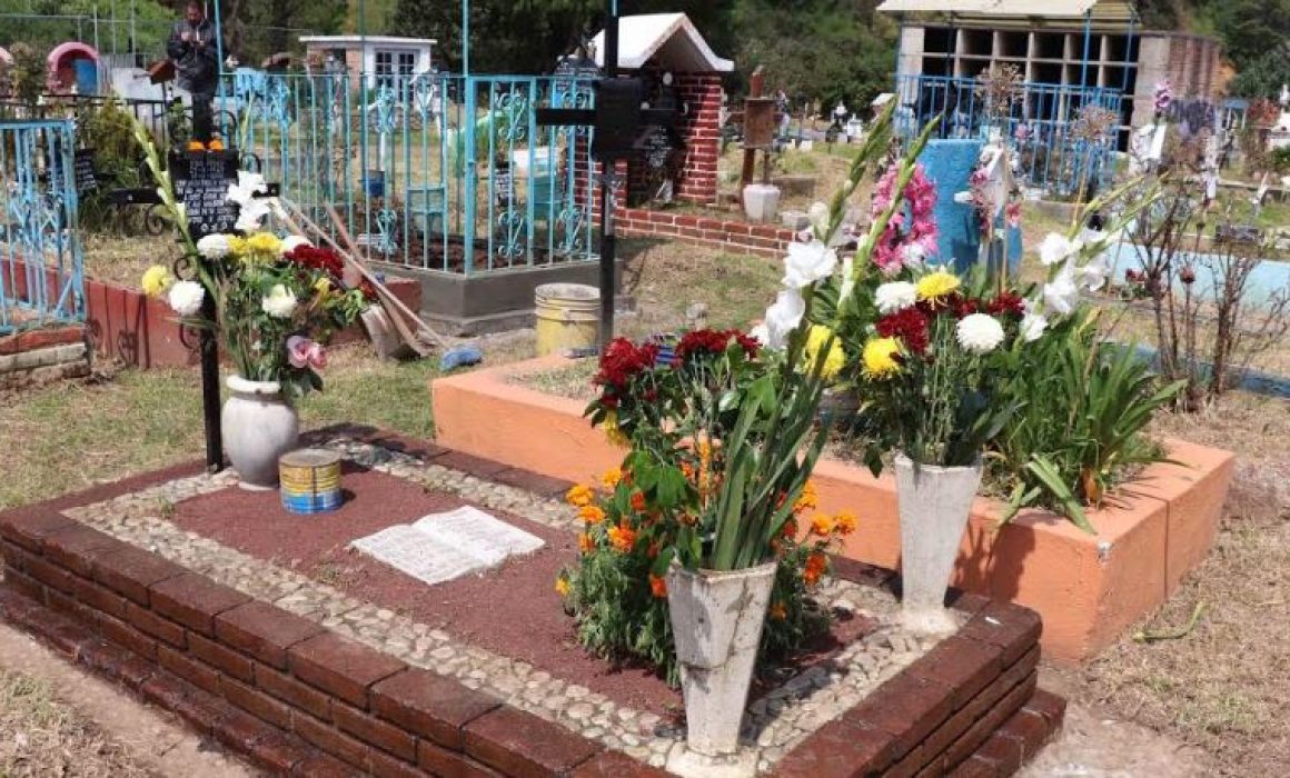 Reportan fallecimiento en cementerio de Naucalpan por colapso del terreno