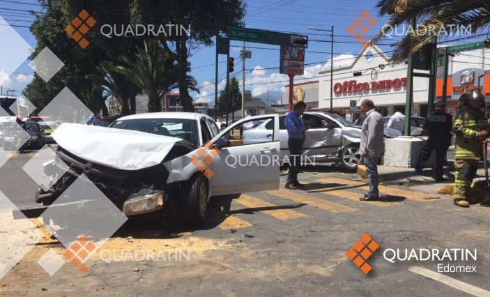 Se pasa alto y choca en Gómez Farías e Isidro Fabela; cuatro heridos