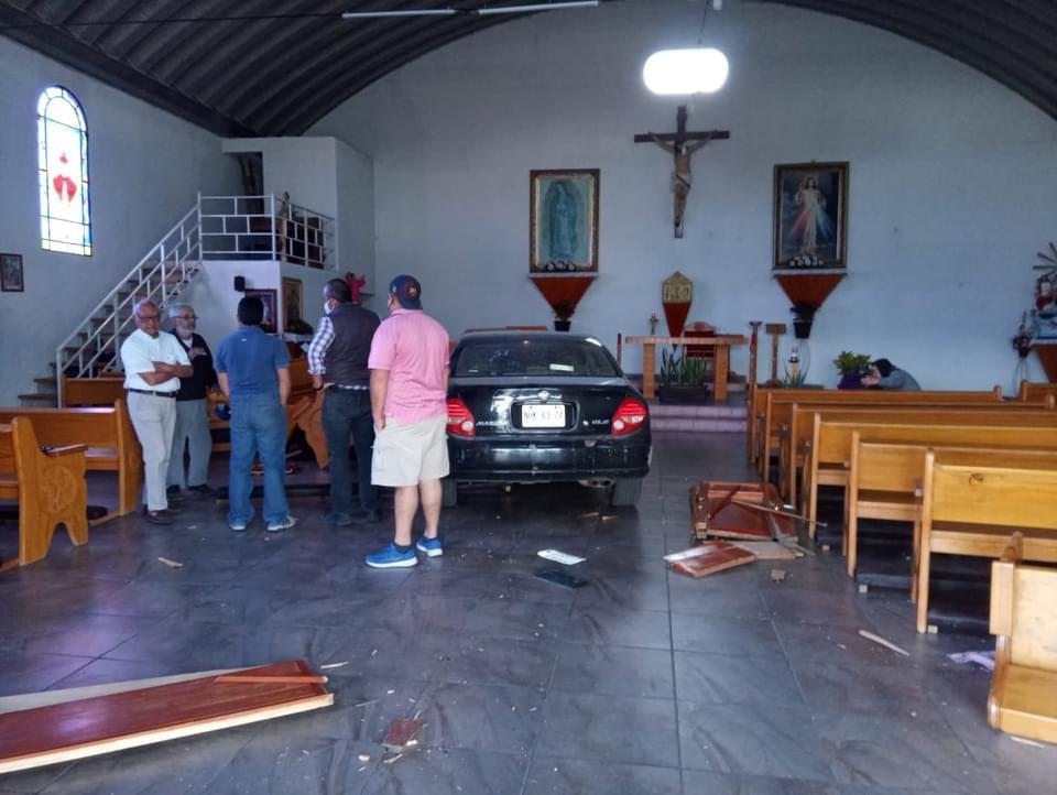 Se mete con todo y auto a iglesia en Jilotepec