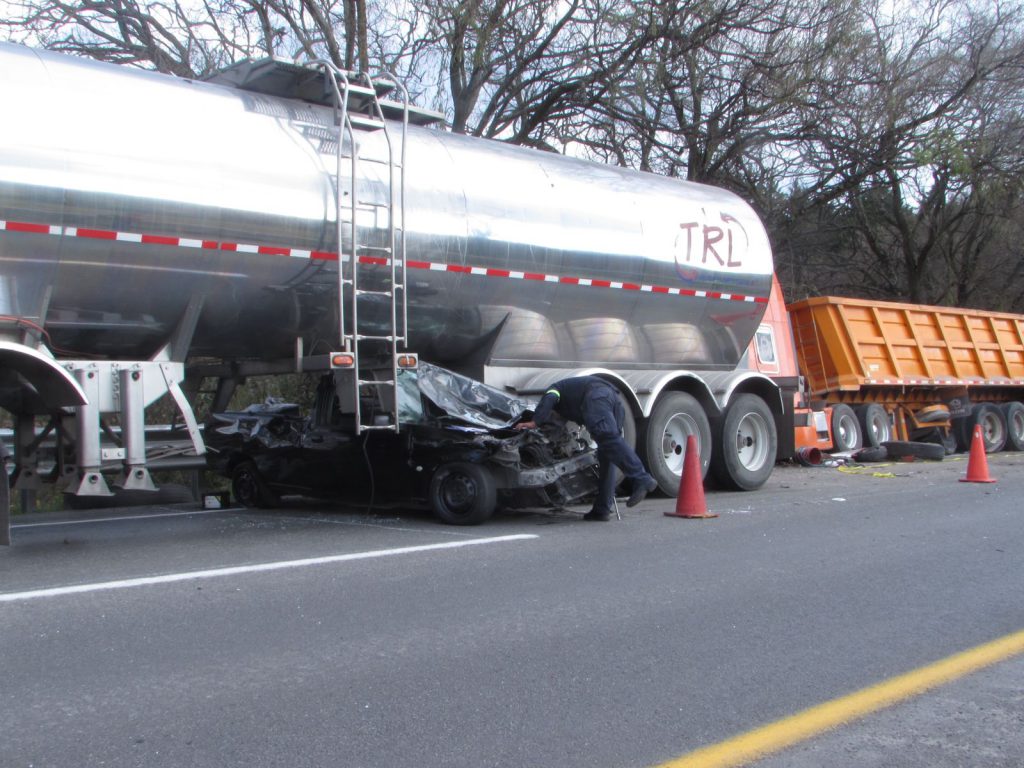 Arrolla camión autos en la Toluca Atlacomulco; 3 muertos