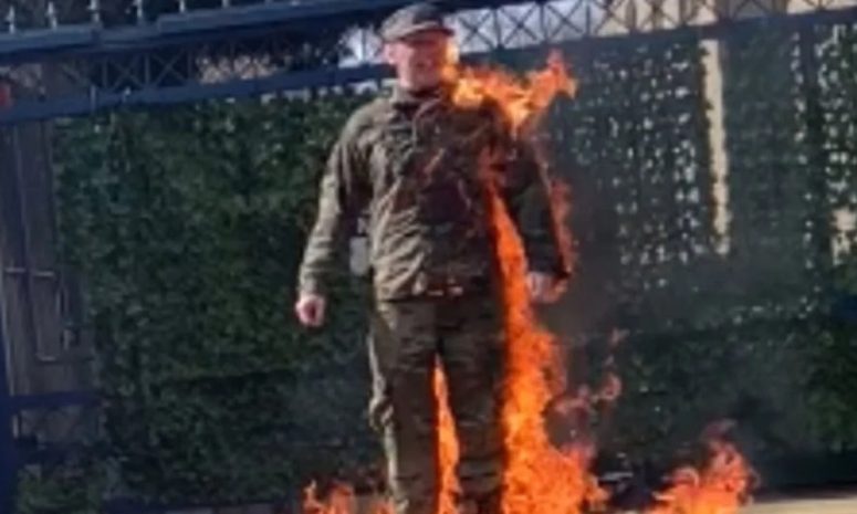 Soldado se prende fuego frente a embajada israelí en Estados Unidos
