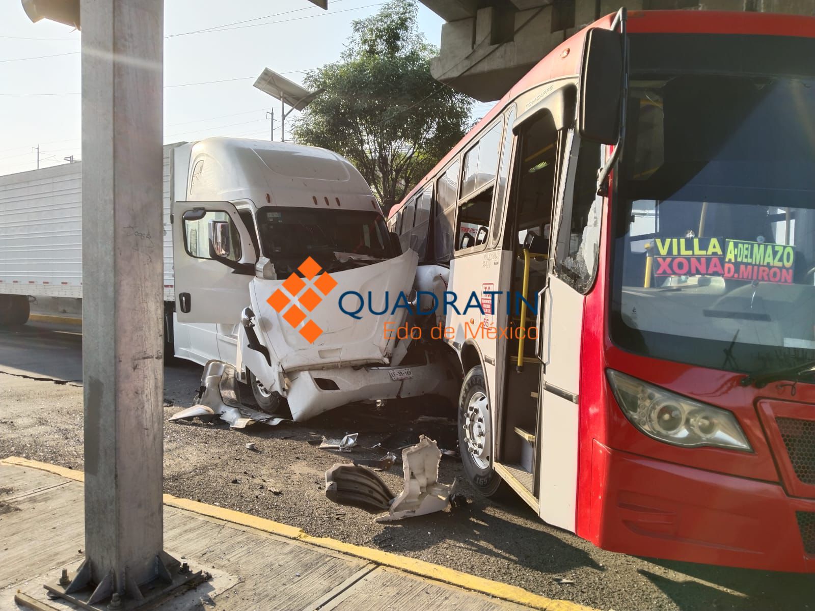 Choque de tráiler y camión de pasajeros deja 9 lesionados en Toluca ...