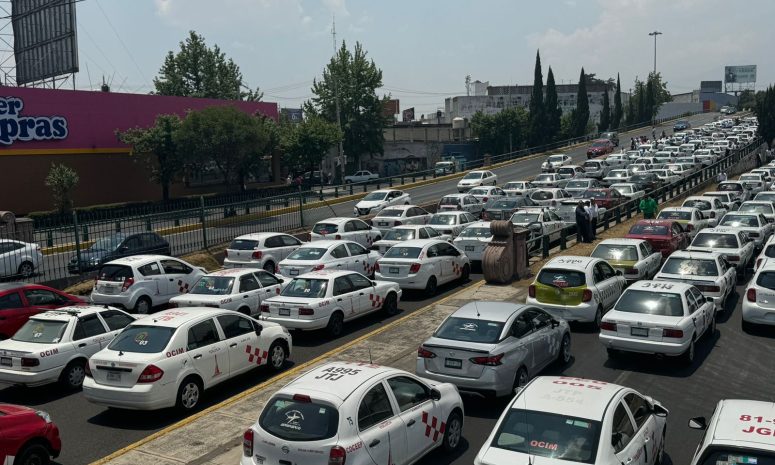 Bloquean taxistas Paseo Tollocan por operativos de movilidad