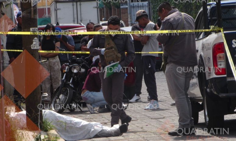 Localizan a hombre muerto junto a campo de fútbol en Metepec