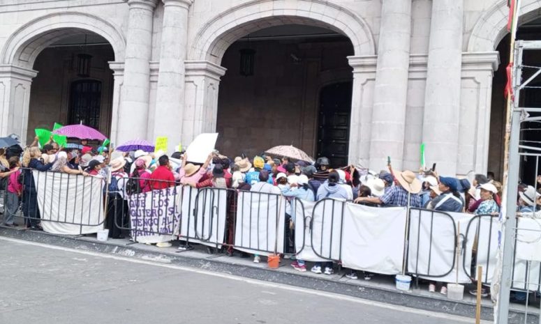 Protesta por agua llega a Palacio de Gobierno en Huixquilucan