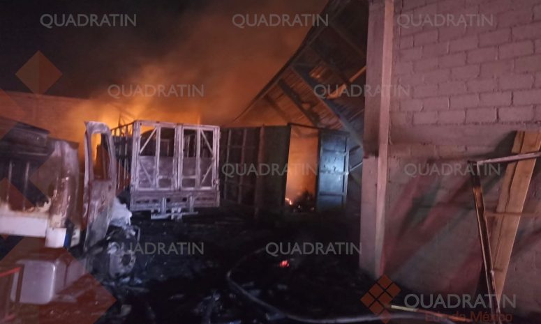 Incendio consume bodega de material reciclado en Toluca