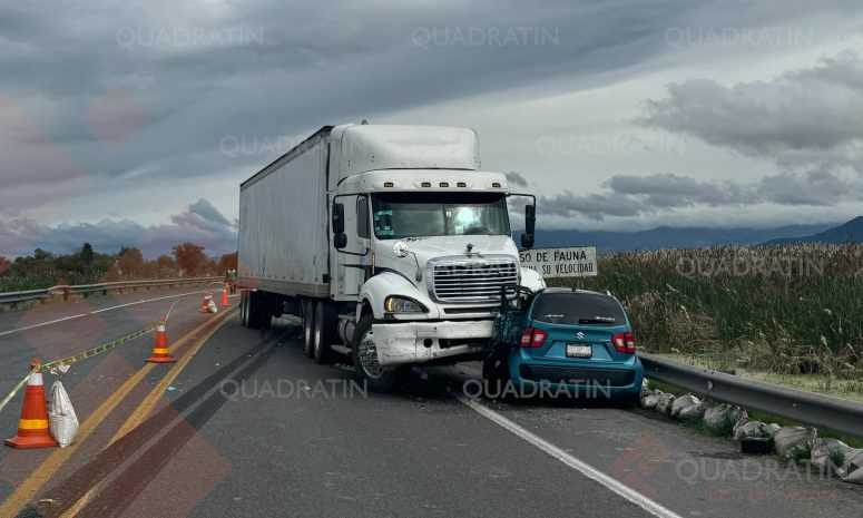 Tráiler impacta a vehículo en la Lerma Tres Marías; un fallecido