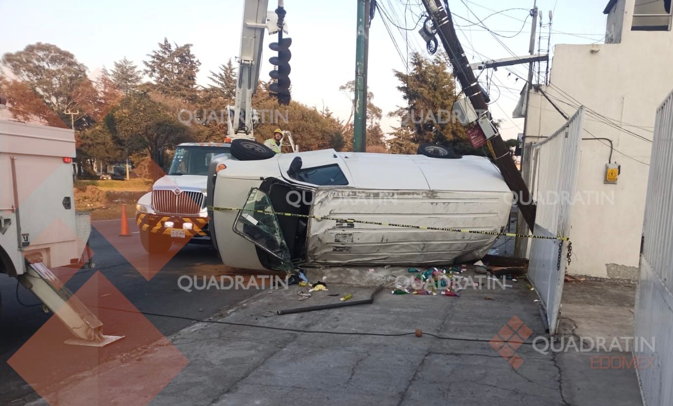 Choca contra poste y vuelca camioneta en la Toluca Palmillas ...
