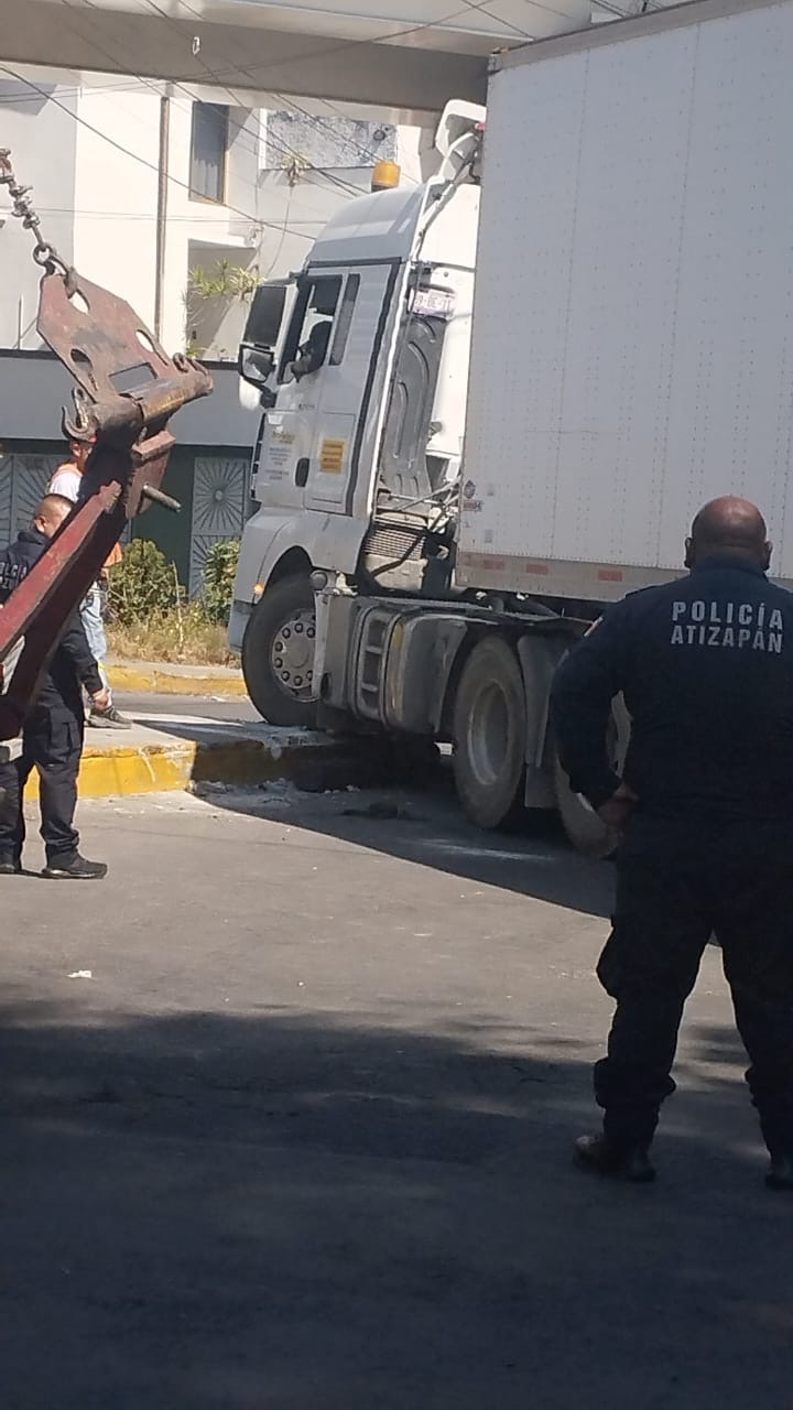 Quedó atorado un pesado tráiler en Atizapán y causa severo caos vial ...