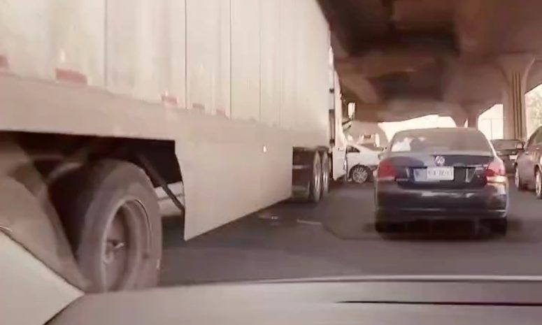 Choca tráiler con auto particular en la México-Querétaro, dirección CDMX