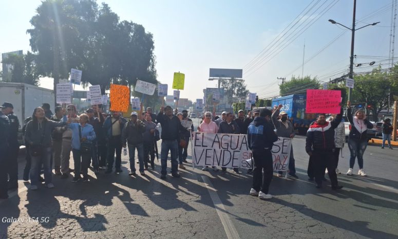 Bloquean vecinos de Atizapán Boulevard López Mateos por falta de agua