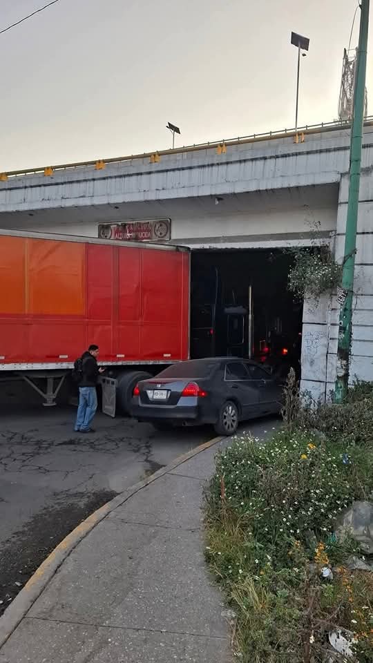 Queda atorado un tráiler debajo de un puente en la México-Querétaro ...