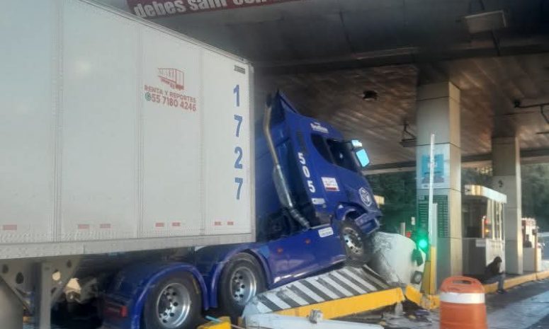 Tráiler choca con caseta de cobro en la Chamapa-Lechería, dirección Toluca