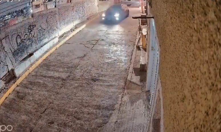 A punta de pistola, roban vehículo a familia en Naucalpan