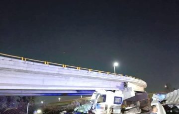 Tráiler cae de puente vehicular en Circuito Exterior Mexiquense ...