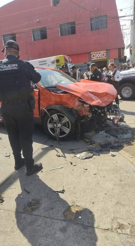 Patrulla se pasa el alto e impacta camioneta con mujer de la tercera ...