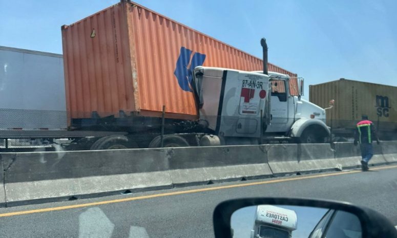 Se impacta tráiler contra muro en Circuito Exterior Mexiquense