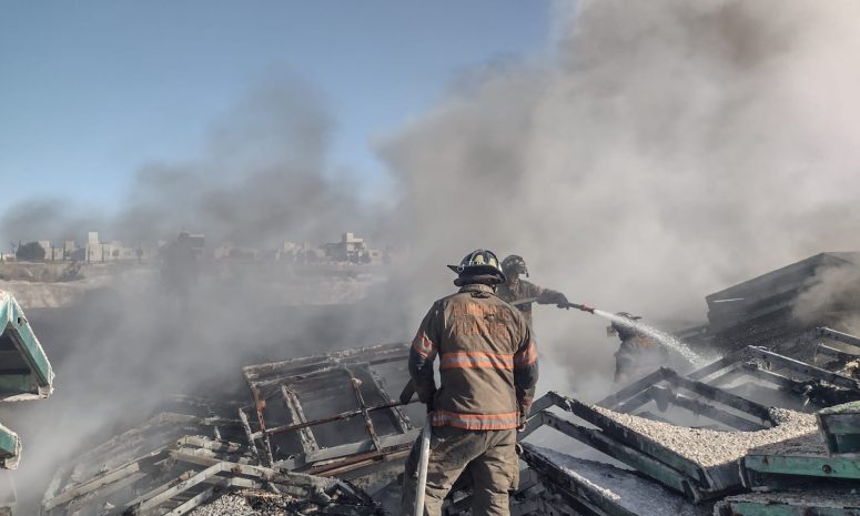 Sofocan bomberos incendio en bloques de losa abandonados en Las Américas