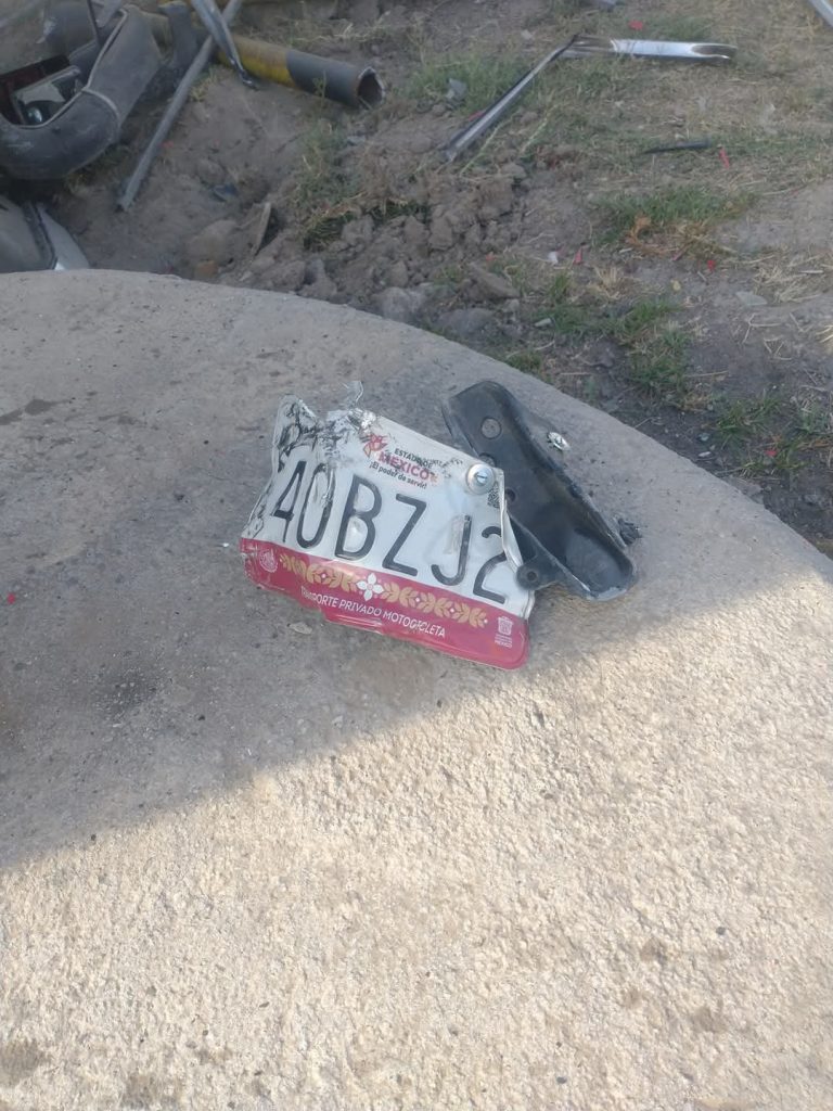 Pierde la vida mujer motociclista tras impactarse con una pipa