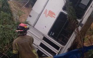 Impacta microbús contra vivienda en Atizapán; no reportan heridos