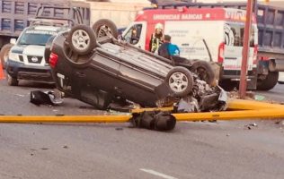 Volcadura deja una mujer lesionada en la México-Texcoco