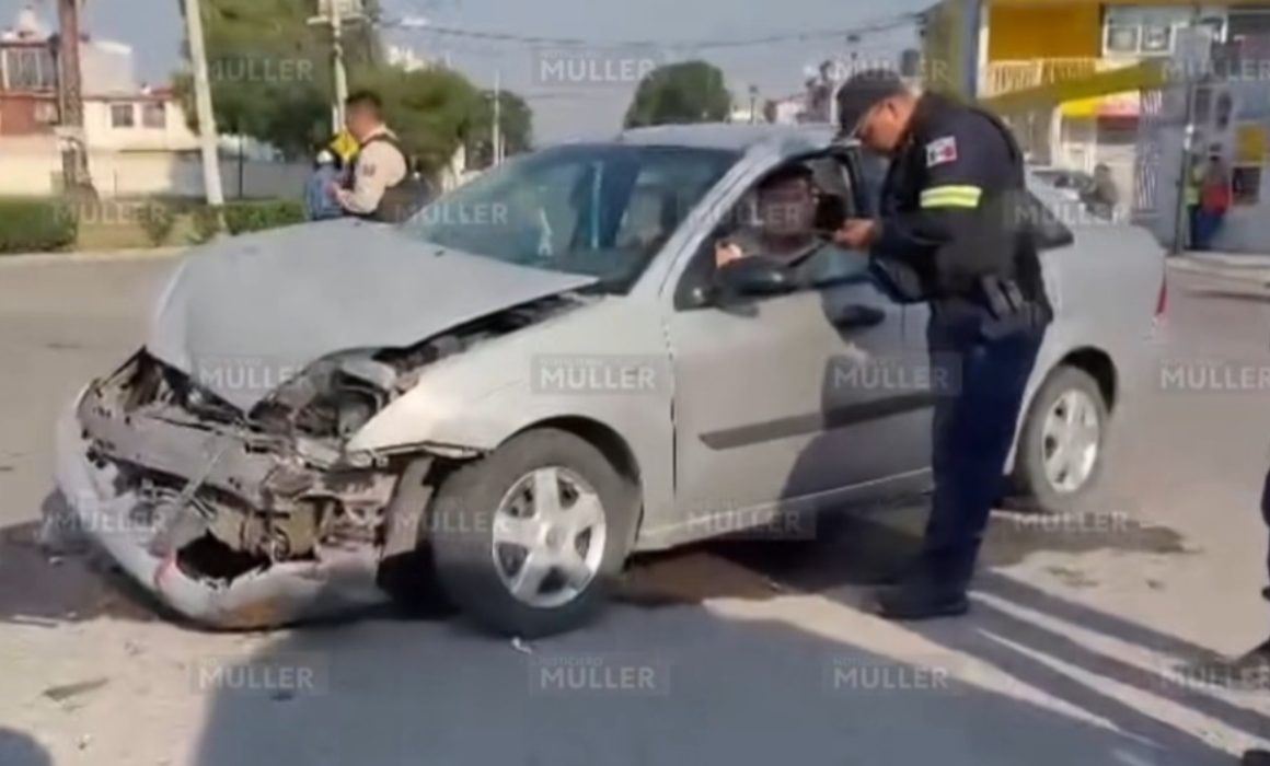 Colisión entre unidades lesiona a mujer embarazada en Tecámac