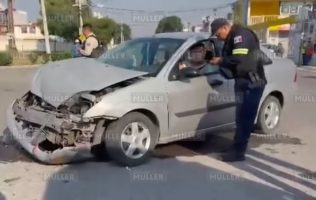 Colisión entre unidades lesiona a mujer embarazada en Tecámac