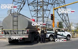 Pierde la vida mujer motociclista tras impactarse con una pipa