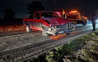 Se impacta camioneta y auto en Hueypoxtla; hay heridos