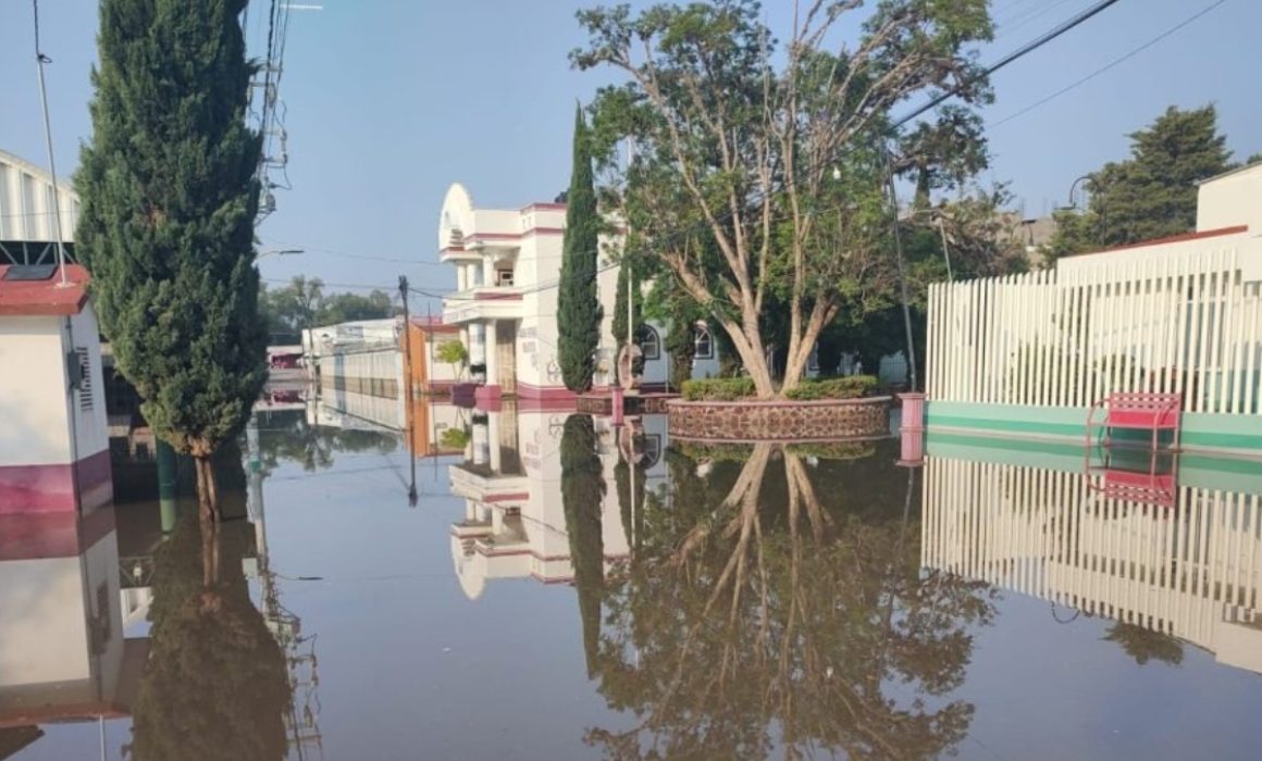 Entre aguas negras, habitantes de Acolman viven en temporada de lluvias