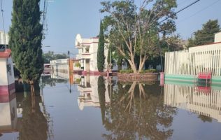Entre aguas negras, habitantes de Acolman viven en temporada de lluvias