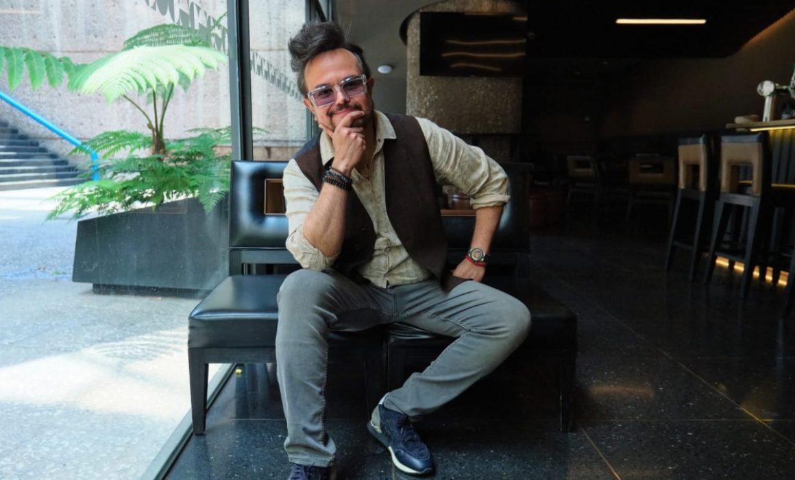 Celebra Aleks Syntek con honestidad brutal