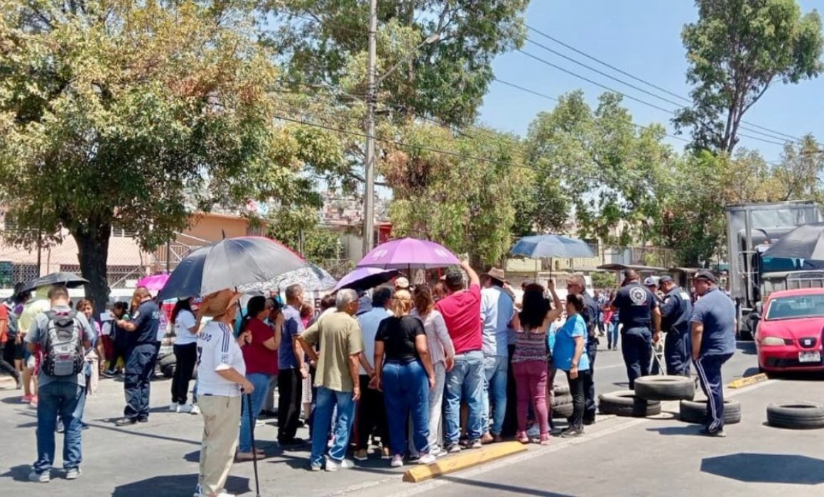 Bloquean vecinos avenida Morelos en Ecatepec por desabasto de agua