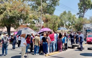 Bloquean vecinos avenida Morelos en Ecatepec por desabasto de agua