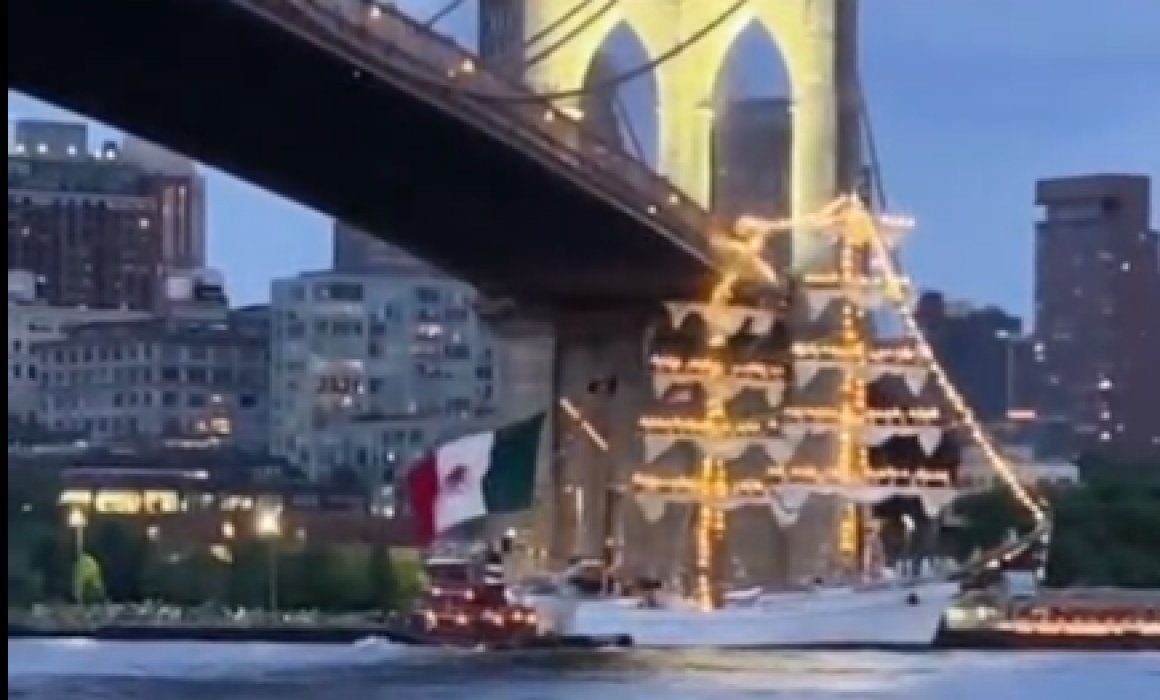 Buque Escuela Cuauhtémoc choca contra el Puente de Brooklyn en Nueva York