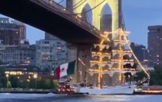Buque Escuela Cuauhtémoc choca contra el Puente de Brooklyn en Nueva York