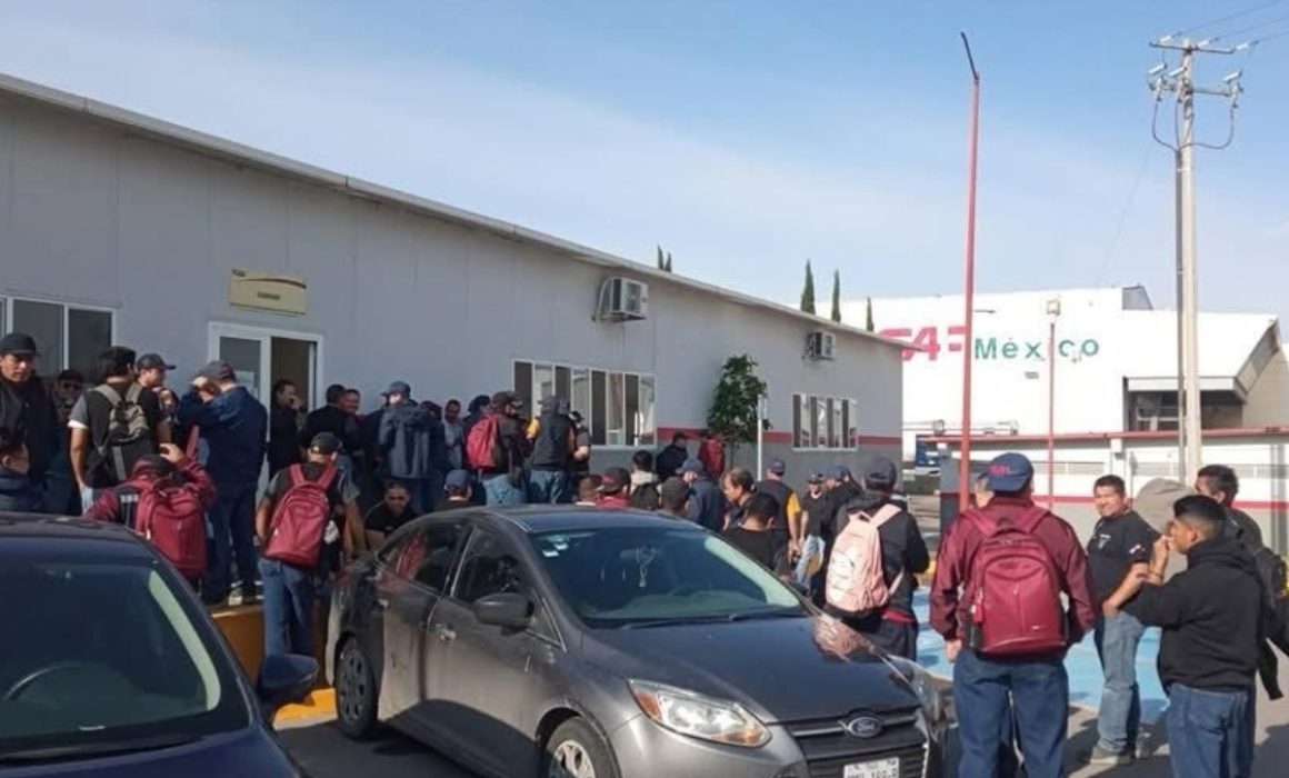 Protestan en CAF Huehuetoca: empleados piden utilidades y se van a paro