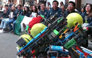 Premia Ayuntamiento de Toluca con medallita a campeones de robótica