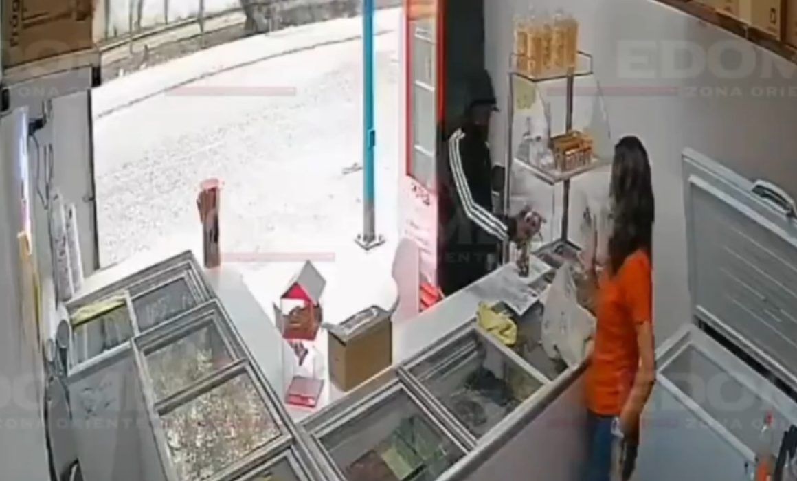 Captan cámaras asalto a paletería en Chalco